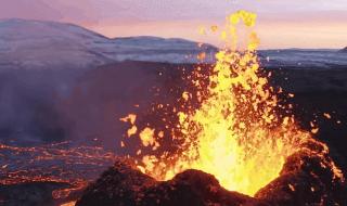 在喷发的火山烤香肠 在喷发的火山烤香肠