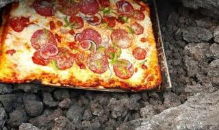 在喷发的火山烤香肠 在喷发的火山烤香肠